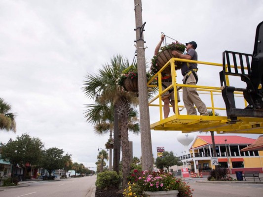 Costa este de EEUU se prepara para recibir a Isaías con fuerza de huracán