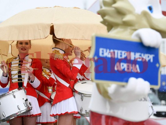 Las guapas mujeres que encienden el partido entre Francia vs. Perú