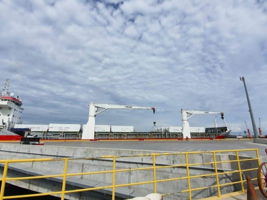 FOTOS: Así fue el traslado e inspección de contenedores con hospitales móviles