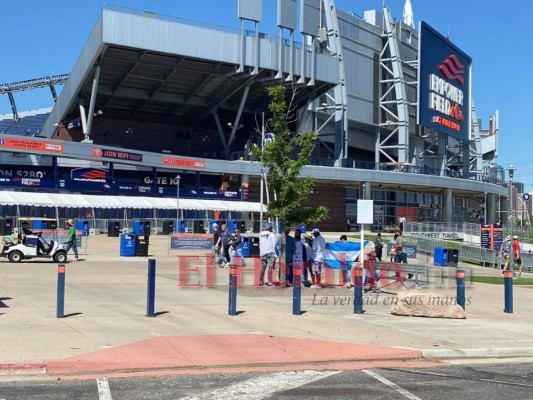 ¡Afición cinco estrellas! Hondureños pintan de azul y blanco el Empower Field de Denver
