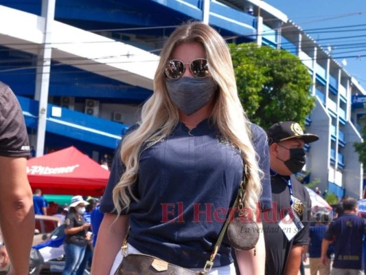 Bellezas hondureñas y salvadoreñas engalanan el estadio Cuscatlán (Fotos)