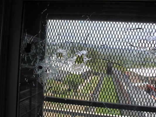 Ventanas rotas y paredes perforadas: los daños que dejó la balacera en Támara