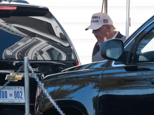 Trump juega al golf el día después del anuncio de su derrota