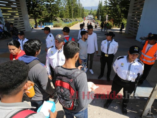 FOTOS: Estudiantes se las ingenian para ingresar a la UNAH con nueva medida de presentar carné
