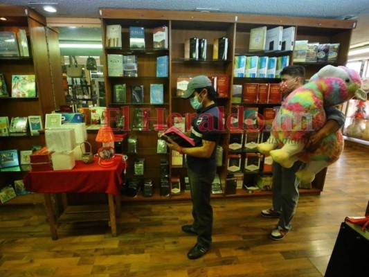 Capitalinos se aprestan a celebrar el Día del Amor y la Amistad (FOTOS)