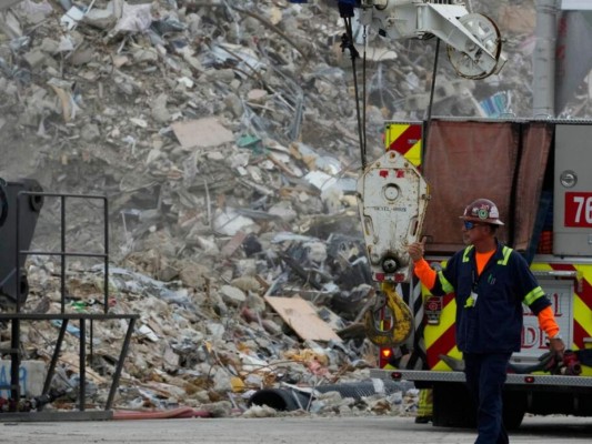 Recuperan pertenencias entre escombros de edificio en Miami&nbsp;&nbsp;