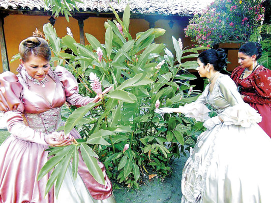 'Damas de la realeza española” recorren las calles de Comayagua