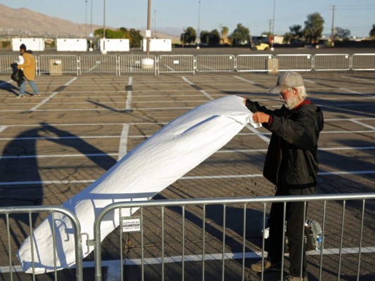 En medio de pandemia, indigentes duermen en estacionamiento en Las Vegas