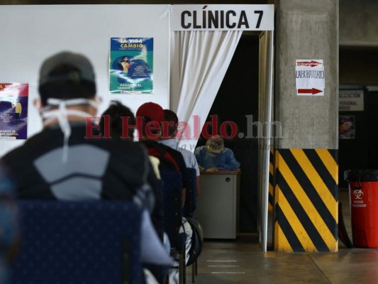 Siete meses de pandemia y los centros de triaje siguen llenos (Fotos)