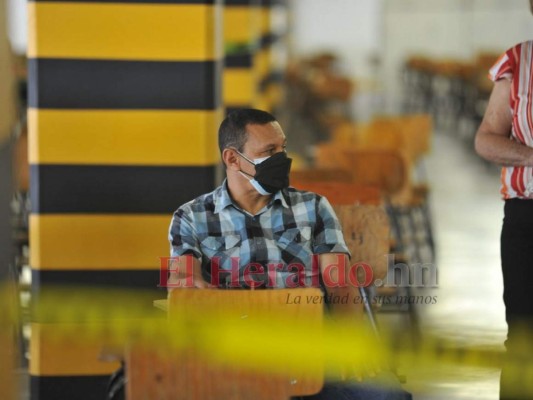 Voluntad, desesperación y aplazamiento: En imágenes cómo se desarrolló el primer día de ensayo de cruce de vacunas  