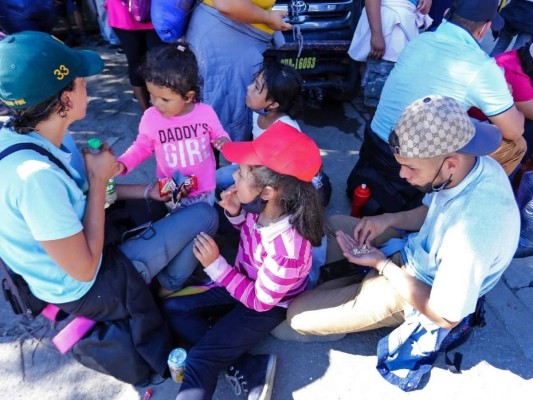 Migrantes de la caravana persisten a la espera de avanzar en su ruta por Guatemala