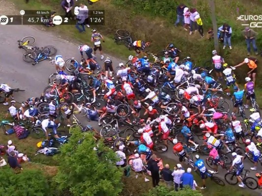 Espectadora derriba con letrero a ciclista y provoca caída masiva en el Tour de France
