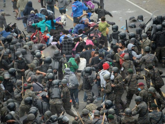 ¡Imágenes que duelen! El violento desalojo a la caravana migrante en Chiquimula