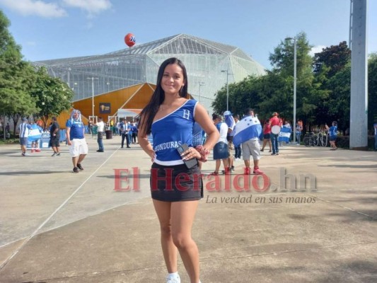 Bellas aficionadas catrachas se robaron las miradas en el BBVA Compass para el Honduras-Panamá