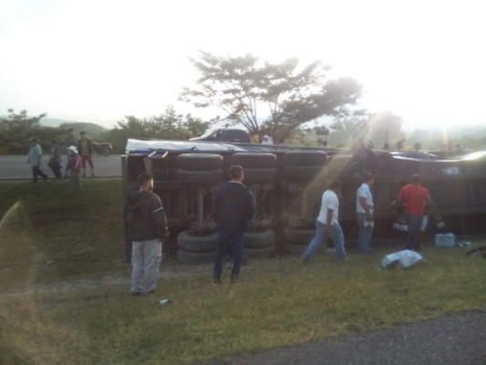 Un herido y el robo de producto: El accidente de rastra cargada de bebidas alcohólicas en la CA-5