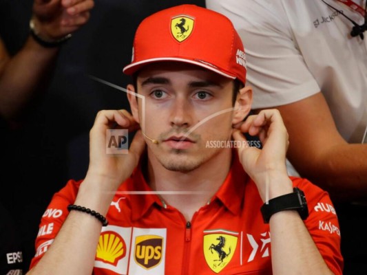 El piloto de Ferrari Charles Leclerc participa en una conferencia de prensa en el circuito de Mónaco. Foto:AP