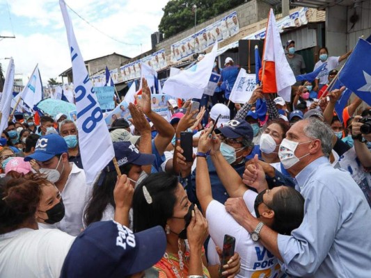 Con promesas y pidiendo voto en plancha, candidatos a la presidencia recorren Honduras (FOTOS)