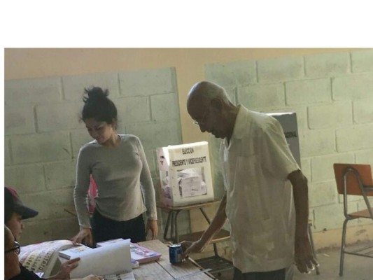 A sus 99 años asistió a las urnas el papá de la diputada Gabriela Núñez