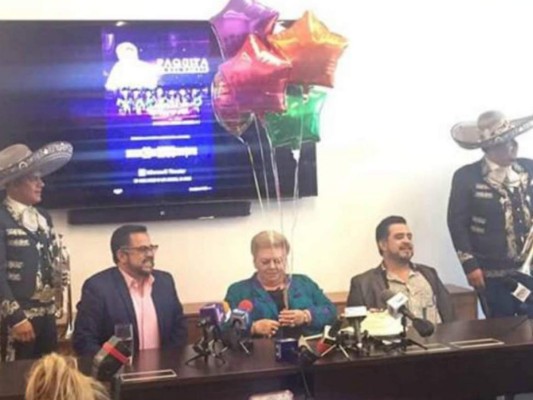 Paquita la del Barrio se queda dormida durante entrevista