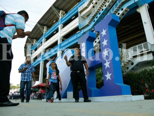 ¡El Olímpico de San Pedro abre sus portones y la afición comienza a llegar!