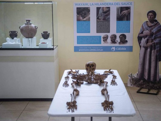 El cráneo de la mujer tiene una deformación, algo típico de ciertos pueblos del Antiguo Perú, que colocaban tablillas, paños y sogas en la cabeza de los niños como rasgo de identidad. Foto: AFP