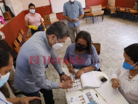 Rodeado de simpatizantes y en total secretividad: Así votó el presidente Hernández en las primarias