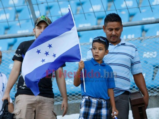FOTOS: Sonrisas de los niños y banderas de la H predominan en el ambiente del Honduras vs Chile