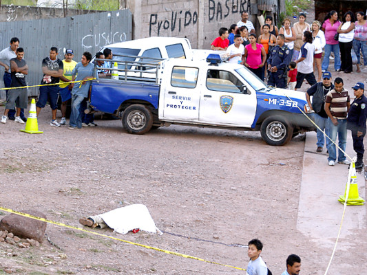 Oficiales de la DNIC dan información sobre crimen de universitarios