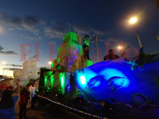 FOTOS: Coloridas carrozas engalanan la Navidad Catracha en la capital