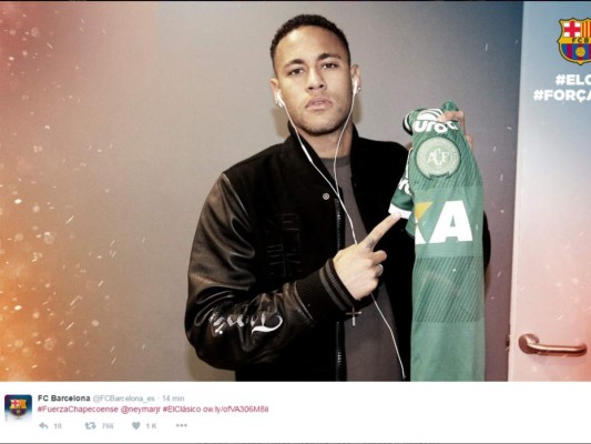 Neymar llega al Camp Nou con la camisa del Chapecoense previo al clásico