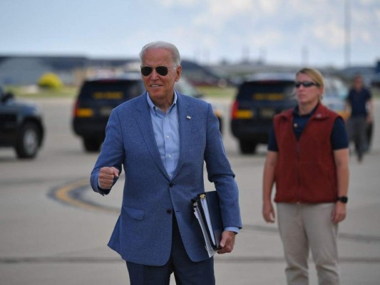 Biden celebra 'independencia' de la covid-19 aunque la pandemia aún acecha