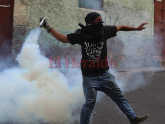 Así fue el desalojo de manifestantes de la Alianza de Oposición en el Barrio Morazán y puente La Isla