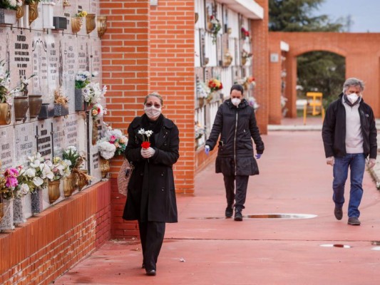 FOTOS: España sigue desierta, llora sus muertos y limpia sus calles ante coronavirus
