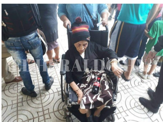 Doña María de la Cruz, la abuela que ejerce el sufragio por honor a Honduras