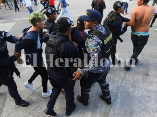 Heridos y detenidos deja enfrentamiento de barras en el clásico Olimpia vs Motagua en el Nacional de Tegucigalpa