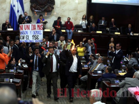 Golpes, quema de la Constitución y botellazos: Así fue el zafarrancho en el Congreso Nacional