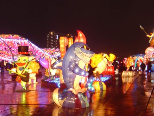 Colorido festival cautiva a millones de visitantes