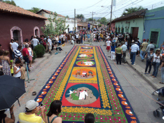 Comayagua vuelve a maravillar a propios y extraños con sus magníficas alfombras