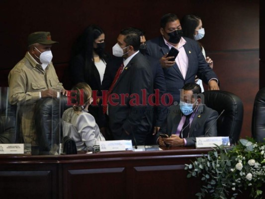 Caras nuevas y momentos de selfies, así se vivió víspera de primera legislatura en el hemiciclo (FOTOS)