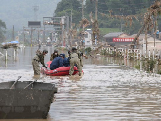 Imágenes impactantes de las labores de rescate por inundaciones en Japón