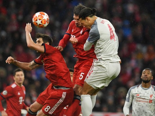 Liverpool sufre para imponerse 2-1 al Fulham pero recupera el liderato