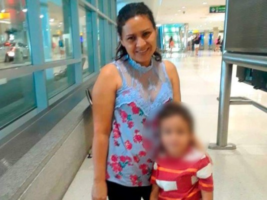Niño hondureño, que estuvo detenido en un albergue, llora y pide a su madre que nunca más lo deje solo