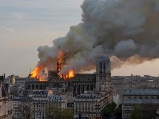 Revelan las primeras imágenes del interior de la catedral de Notre Dame tras el incendio