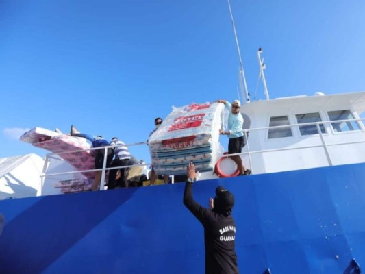 Entregan ayuda humanitaria tras pavoroso incendio en Guanaja