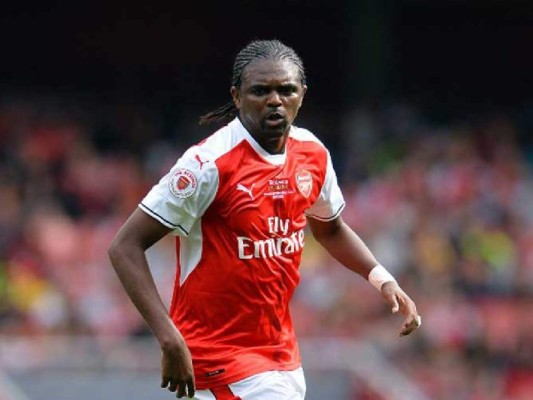 Roban 11,000 dólares en el aeropuerto de Moscú al exjugador del Arsenal Nwankwo Kanu