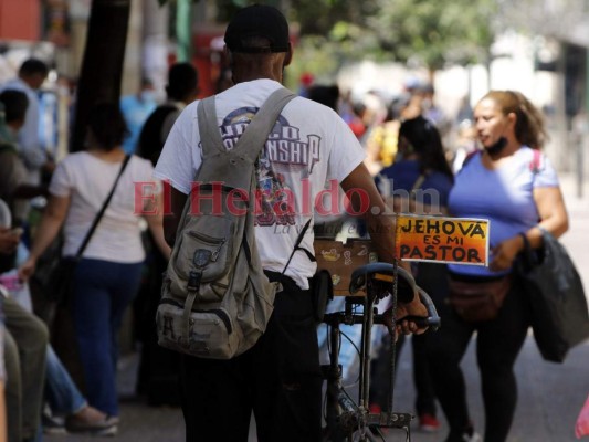 Capitalinos procuran 'normalizar' sus vidas en medio de pandemia y huracanes (FOTOS)