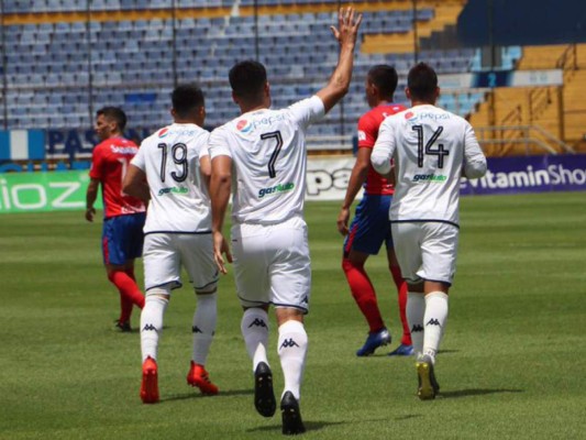Comunicaciones guatemalteco aventaja a Olimpia en serie particular