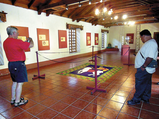 Exponen historia de las alfombras de aserrín