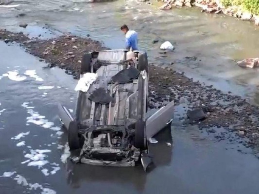FOTOS: Los daños que sufrió el carro de la presentadora Wendy Membreño