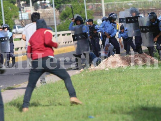 Se calientan los ánimos entre policías y estudiantes en protesta de la UNAH
